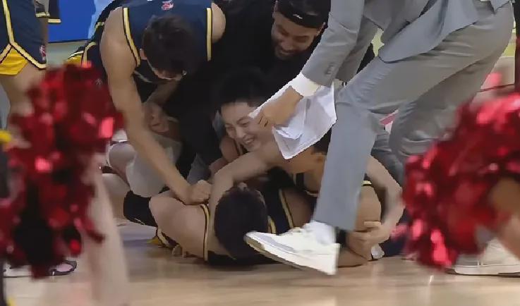 乐鱼平台-0秒绝杀！再见了，崔永熙！这才是广东队第一侧翼